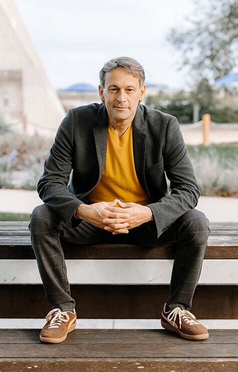Jean-Philippe Blais, assis sur un banc